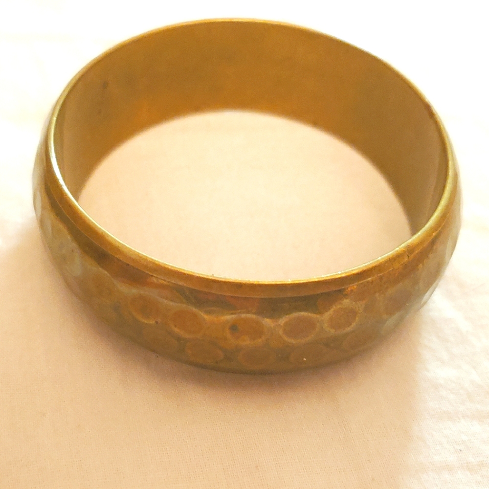Thick vintage hammered brass bangle - Picture 2 of 3